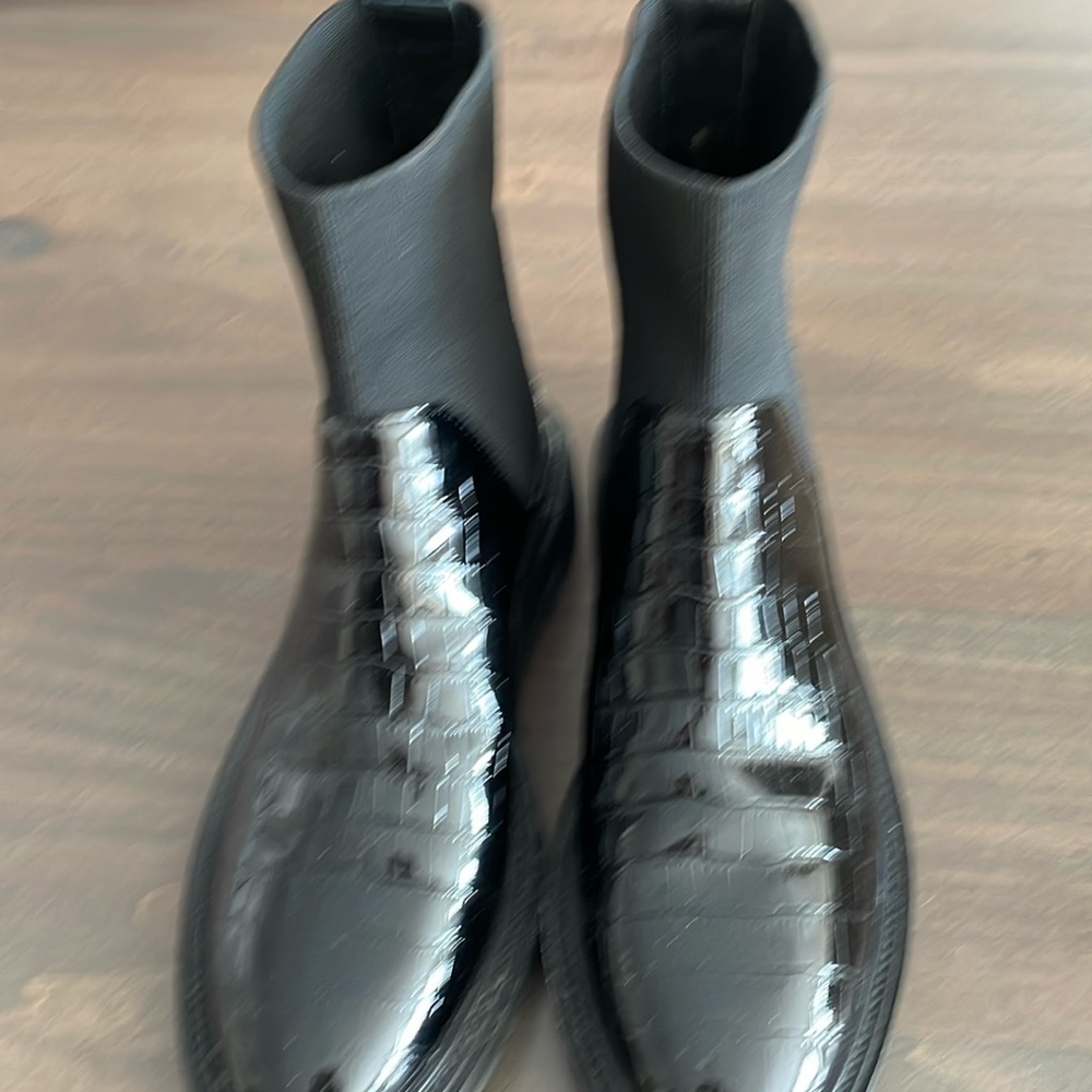 Patent and elastic booties, like new